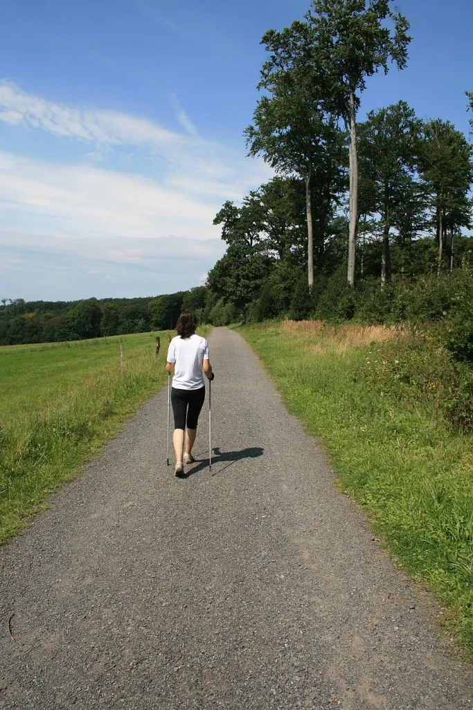 Nordic walking: az alulértékelt mozgásforma, ami szinte mindenkinek jó
